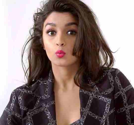 Aliya Bhatt Kiss Pic