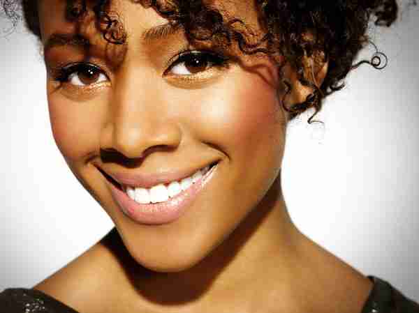 Nicole-Beharie-boobs-breast-bra-size